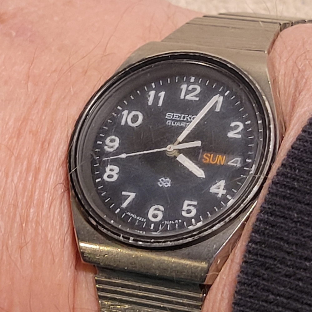 1990s mens Seiko SQ 8223-7049 tool watch. Works well. New Battery